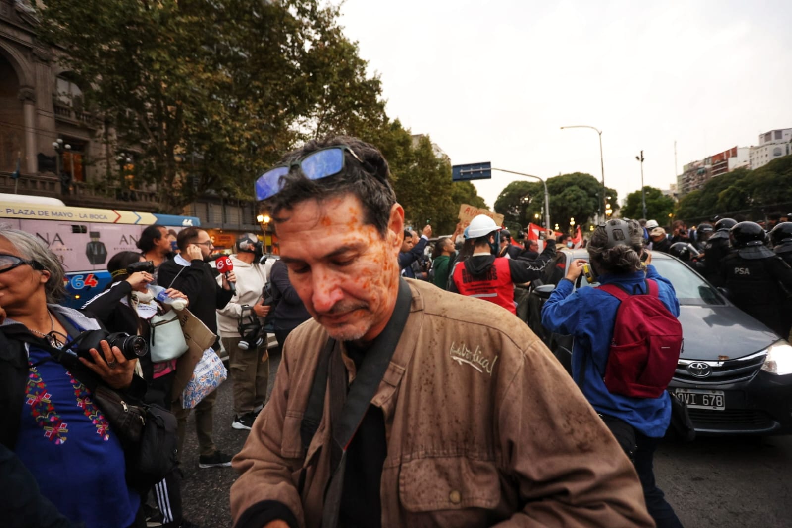 Los fotógrafos de Tiempo Edgardo Gómez y Eduardo Sarapura, gaseados y golpeados por la policía en el Congreso