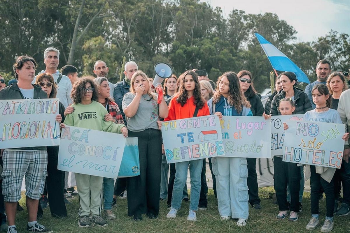 Masivo abrazo a los hoteles de Chapadmalal "en defensa del turismo social" 1 Masivo abrazo a los hoteles de Chapadmalal "en defensa del turismo social"