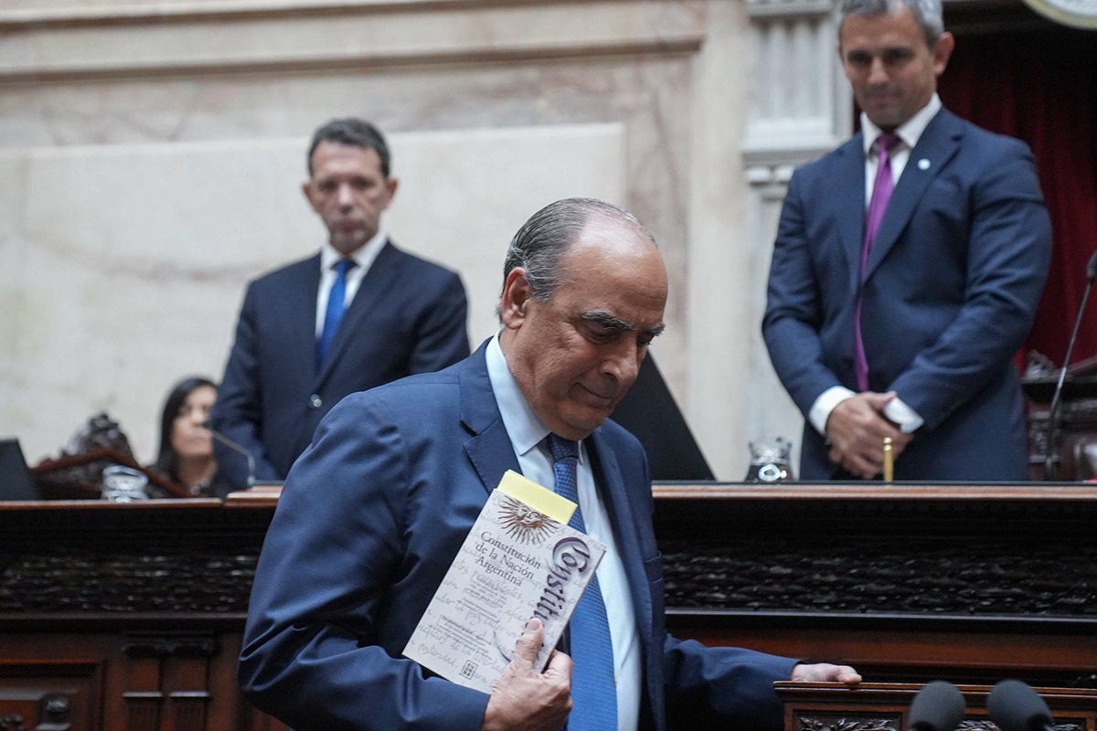 Francos presentó su informe de gestión en Diputados y logró evitar las preguntas por el caso Libra 2 Francos presentó su informe de gestión en Diputados y logró evitar las preguntas por el caso Libra