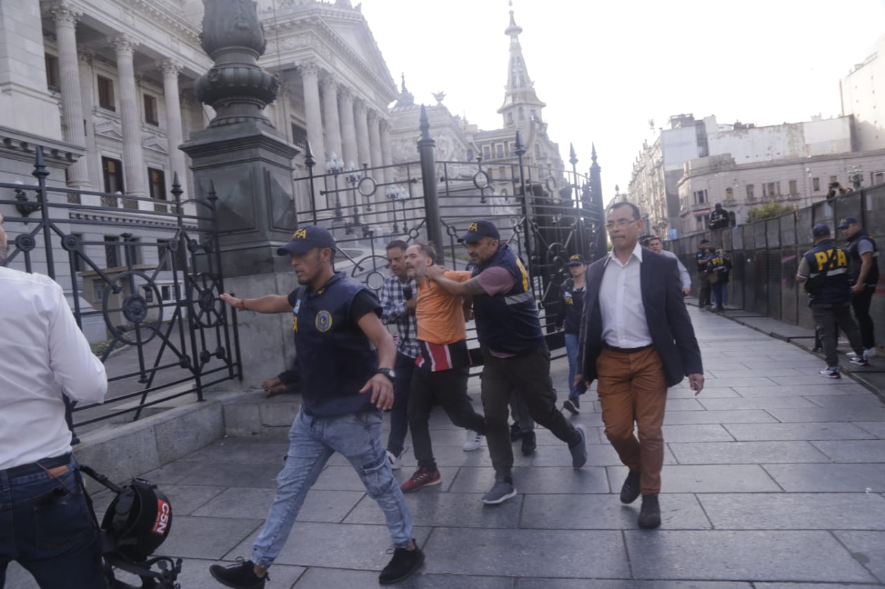 Los jubilados marcharon de Congreso a Plaza de Mayo contra el ajuste y la represión 