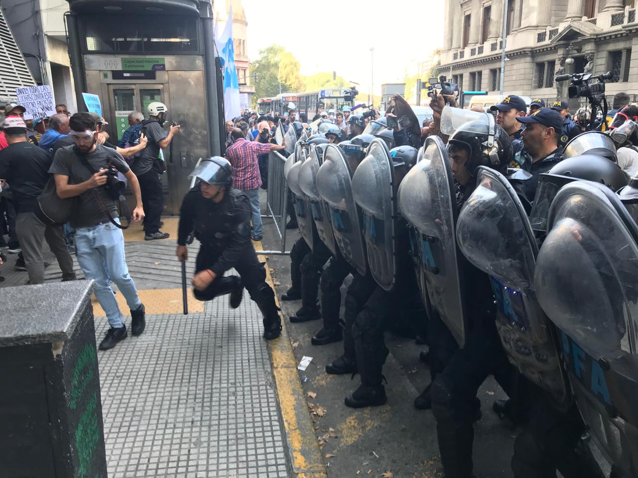 Los jubilados marcharon de Congreso a Plaza de Mayo contra el ajuste y la represión 