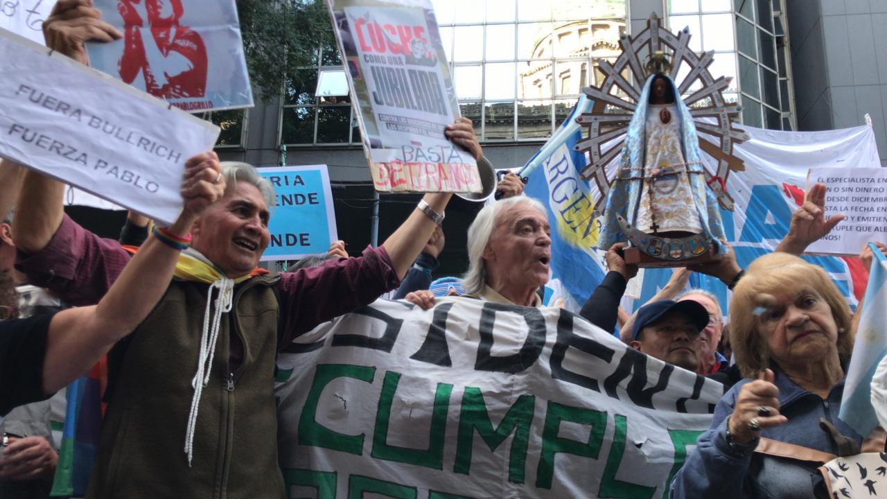 Los jubilados marcharon de Congreso a Plaza de Mayo contra el ajuste y la represión 
