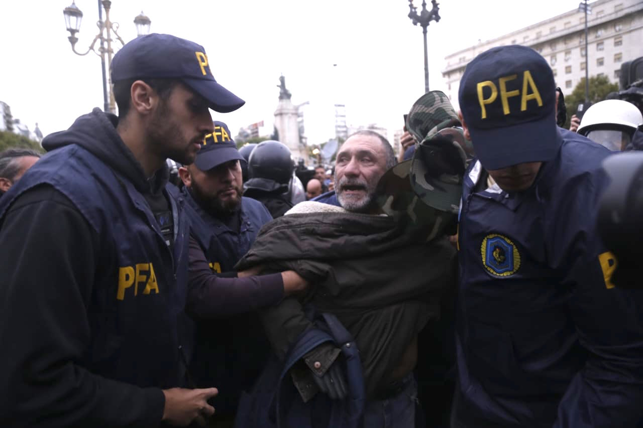 Otro miércoles de lucha de los jubilados y fuerte represión de las fuerzas de Patricia Bullrich