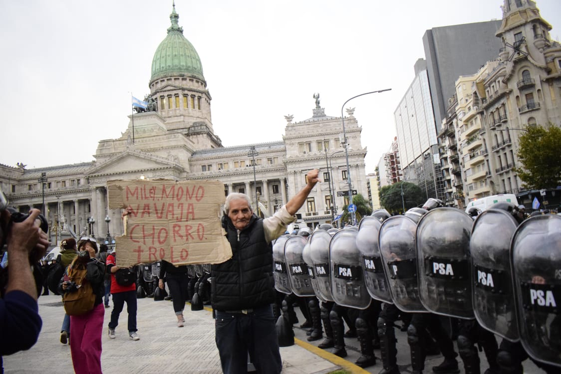 Jubilados marchan desde Congreso a Plaza de Mayo: “Por nuestros derechos, contra el ajuste y la represión”