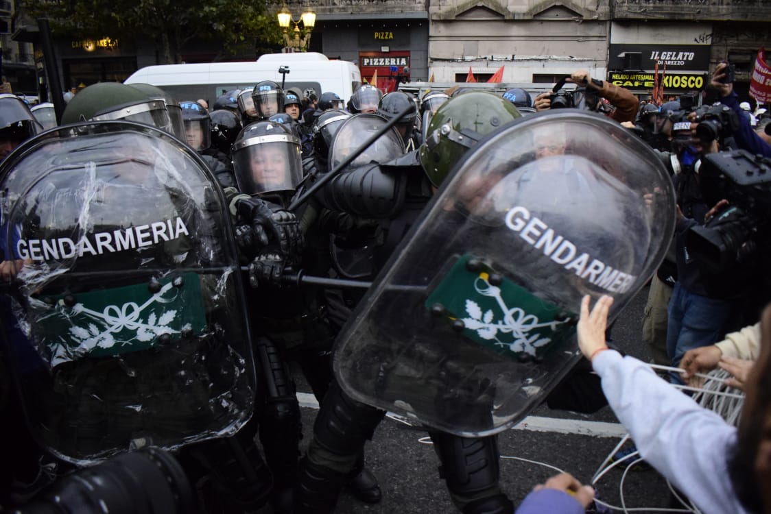 Los fotógrafos de Tiempo Edgardo Gómez y Eduardo Sarapura, gaseados y golpeados por la policía en el Congreso 1 Los fotógrafos de Tiempo Edgardo Gómez y Eduardo Sarapura, gaseados y golpeados por la policía en el Congreso
