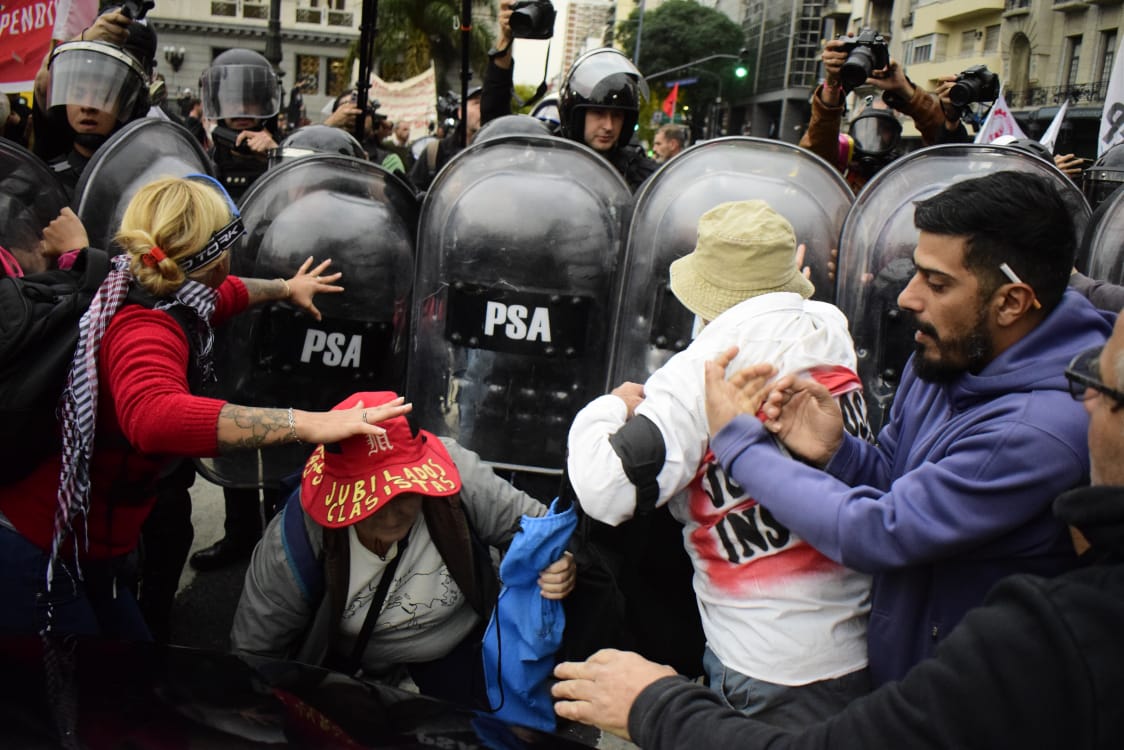 Los fotógrafos de Tiempo Edgardo Gómez y Eduardo Sarapura, gaseados y golpeados por la policía en el Congreso 4 Los fotógrafos de Tiempo Edgardo Gómez y Eduardo Sarapura, gaseados y golpeados por la policía en el Congreso