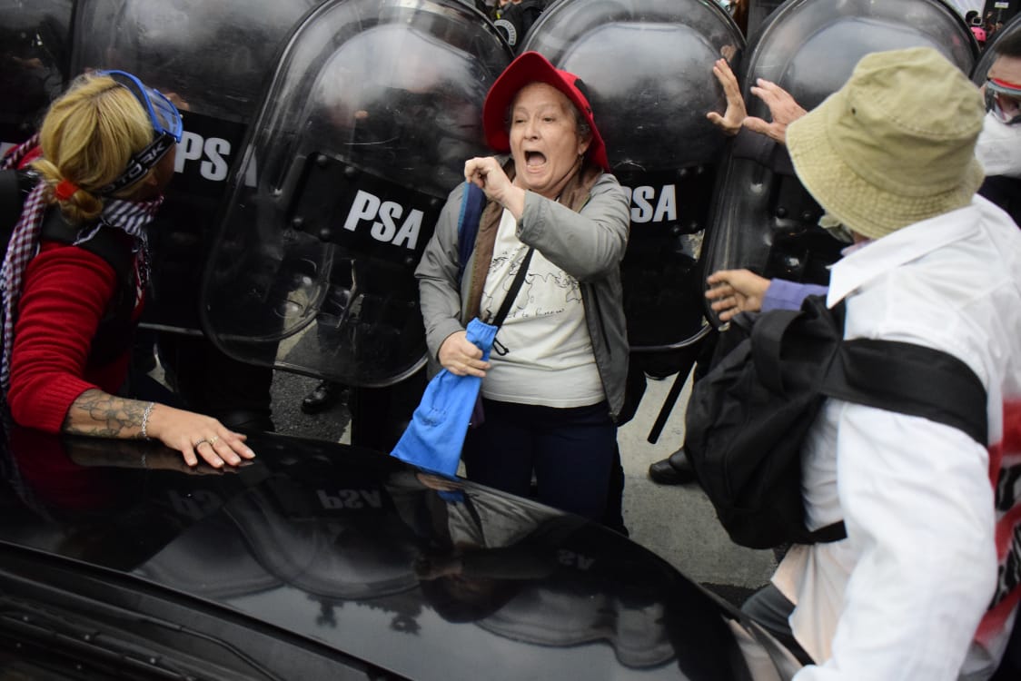 Los fotógrafos de Tiempo Edgardo Gómez y Eduardo Sarapura, gaseados y golpeados por la policía en el Congreso 2 Los fotógrafos de Tiempo Edgardo Gómez y Eduardo Sarapura, gaseados y golpeados por la policía en el Congreso