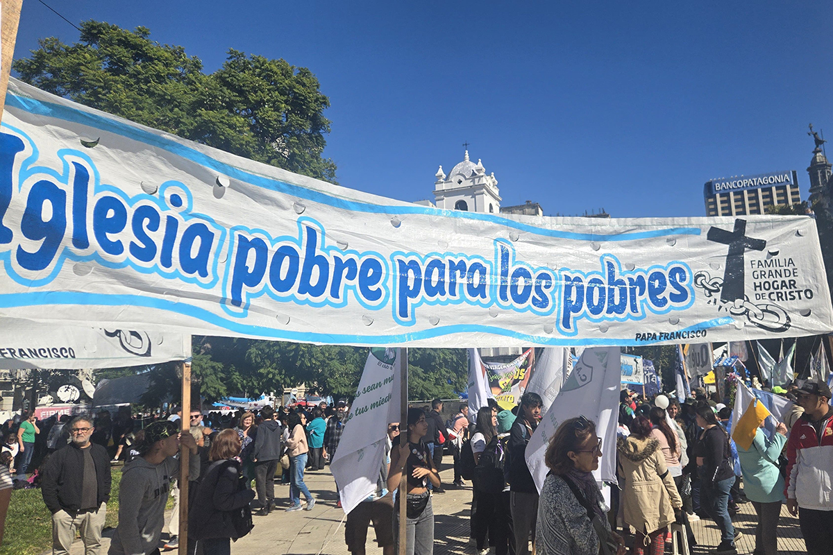 Cómo es la "Caravana por Francisco" que recorre las calles de Buenos Aires
