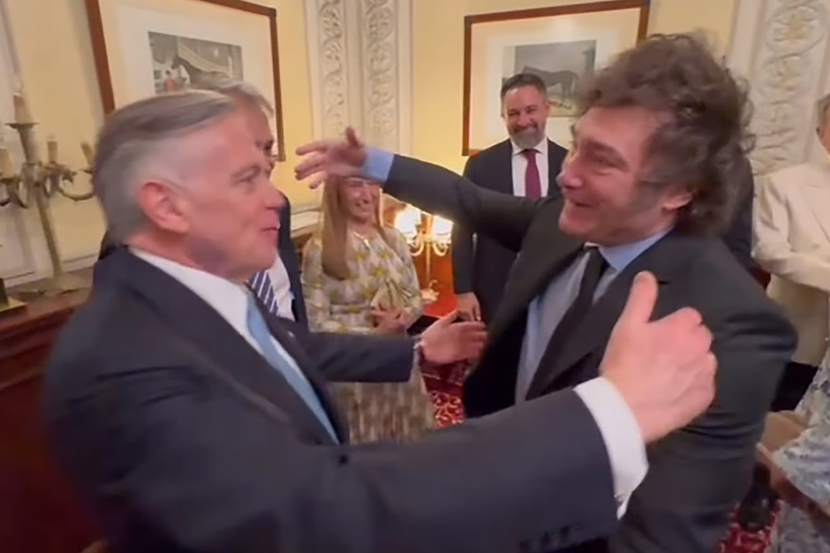 Milei volvió a la Argentina y retomó su agenda este mediodía: condecoró a Jesús Huerta de Soto en la Casa Rosada - Infobae