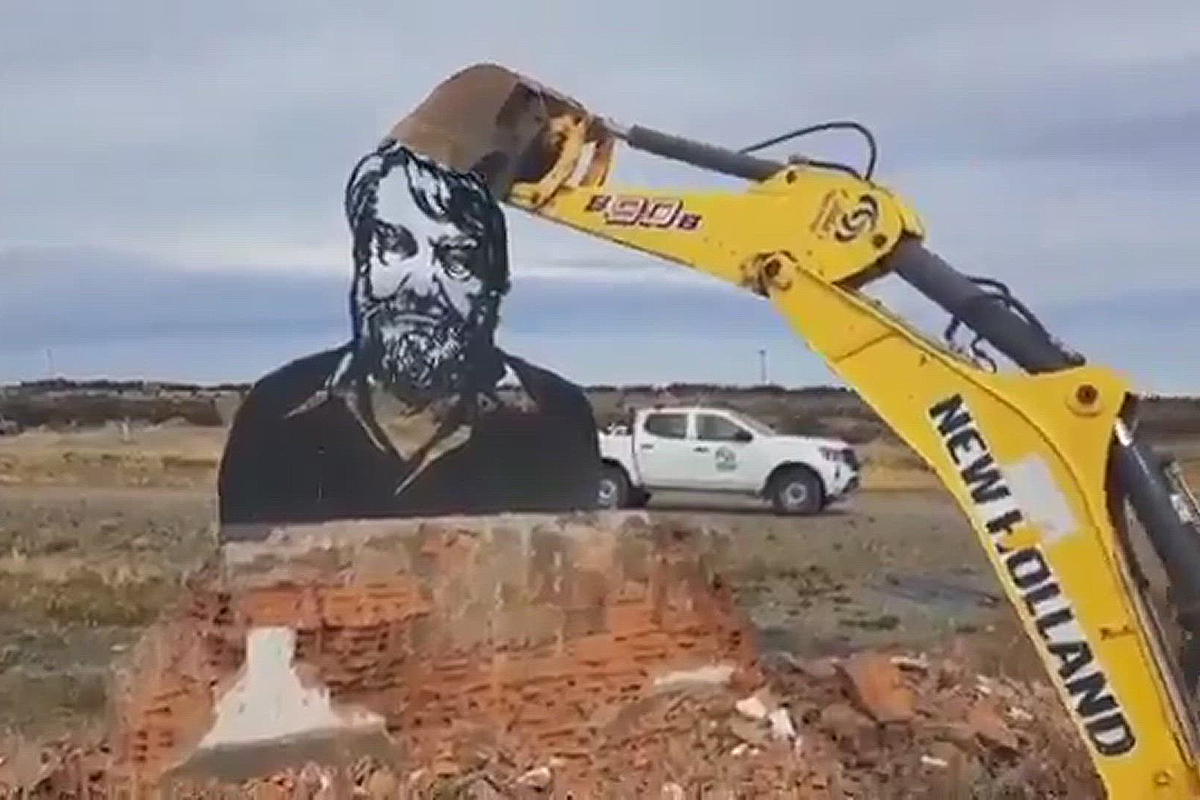 A 6 meses de la destrucción del monumento a Osvaldo Bayer, la familia denuncia un nuevo ataque a su memoria