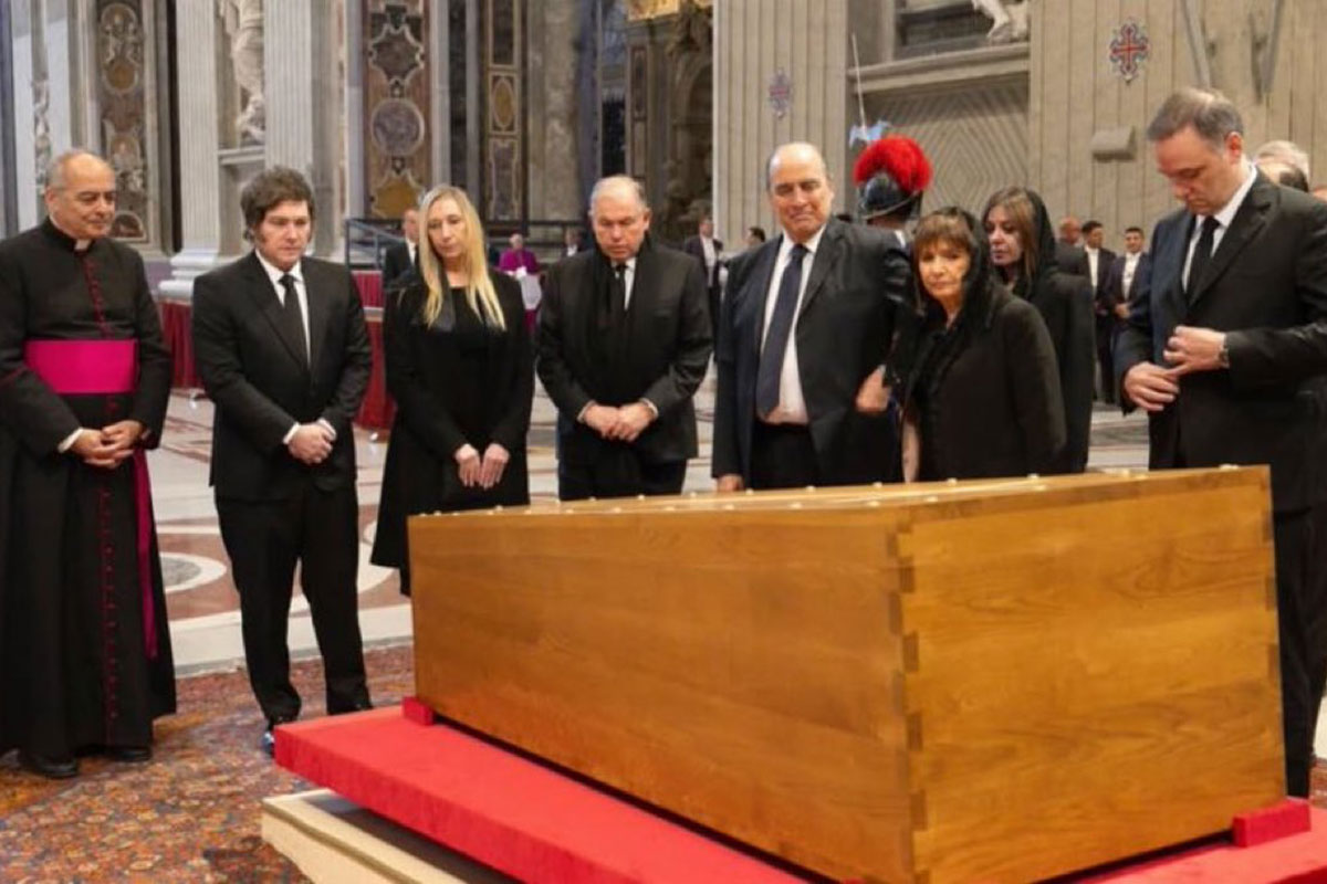 Milei reaccionó con un meme libertario ante el nombramiento del nuevo Papa y viajará a Roma para su asunción