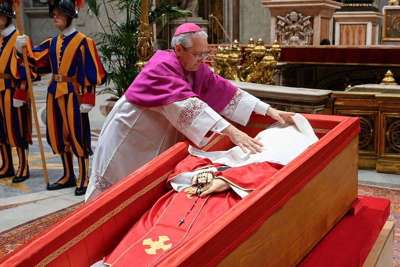 Una cruz, el escudo del Vaticano y una placa con el nombre sellaron el féretro del papa Francisco 1 papa Francisco