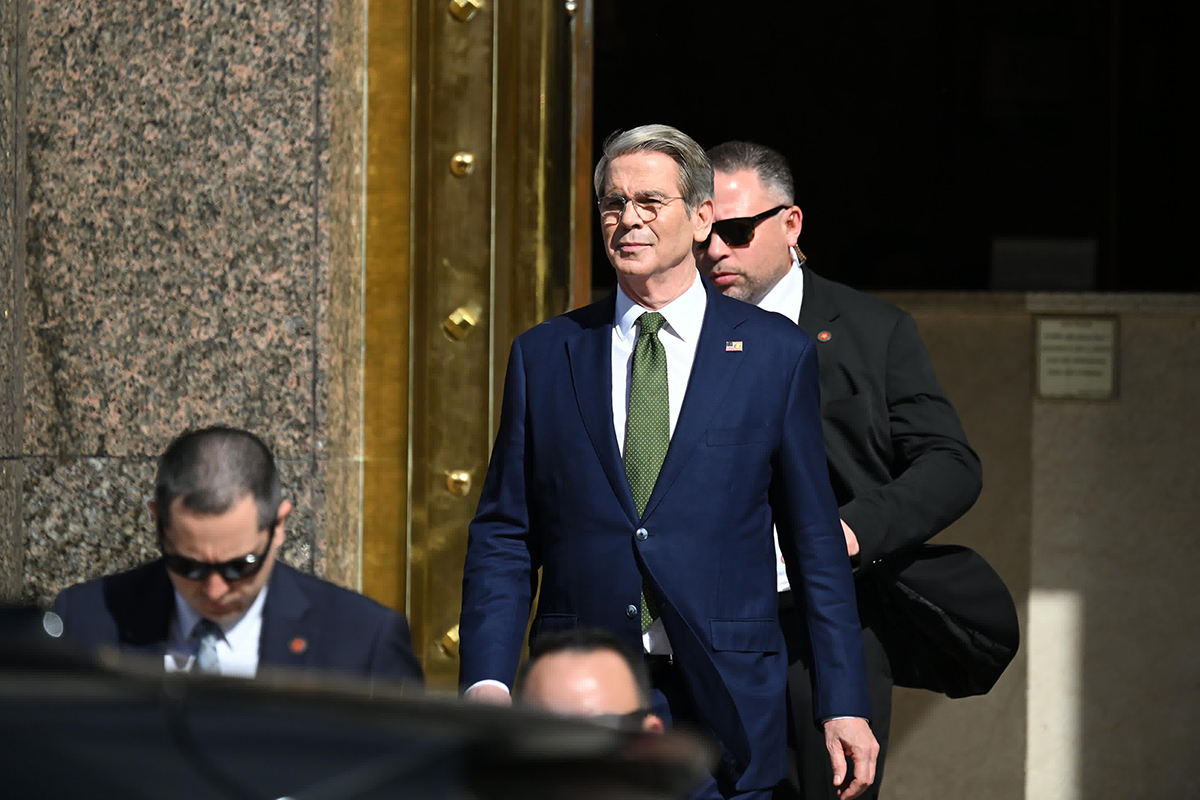 Bessent redobla la apuesta: volvió a comprar pesos y lleva el rescate a Milei a los U$S 40.000 millones 2 Bessent redobla la apuesta: volvió a comprar pesos y lleva el rescate a Milei a los U$S 40.000 millones