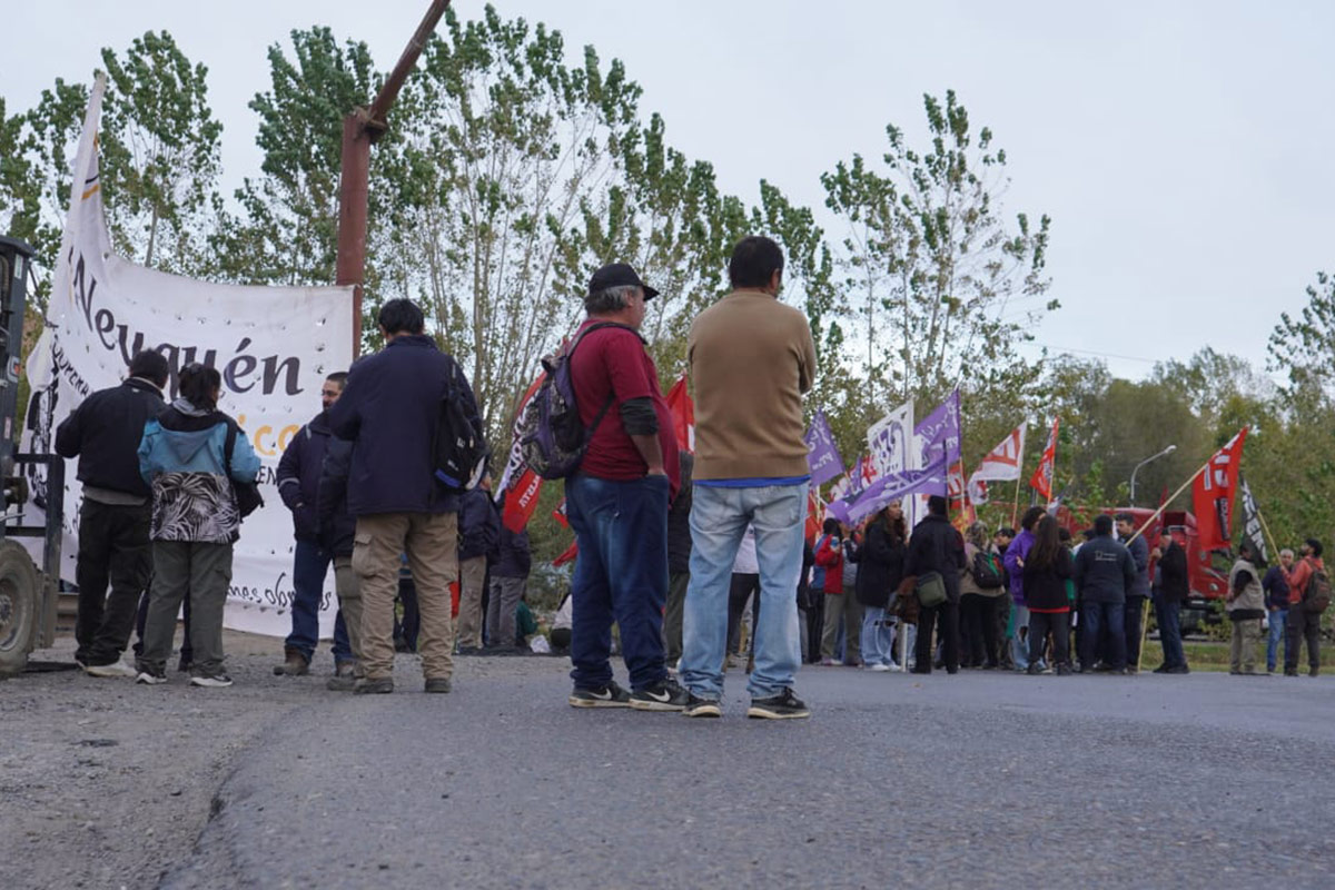 El tercer paro contra Javier Milei se sintió fuerte en todo el país: calles desiertas, cortes y ollas populares 2 El tercer paro contra Javier Milei se sintió fuerte en todo el país: calles desiertas, cortes y ollas populares