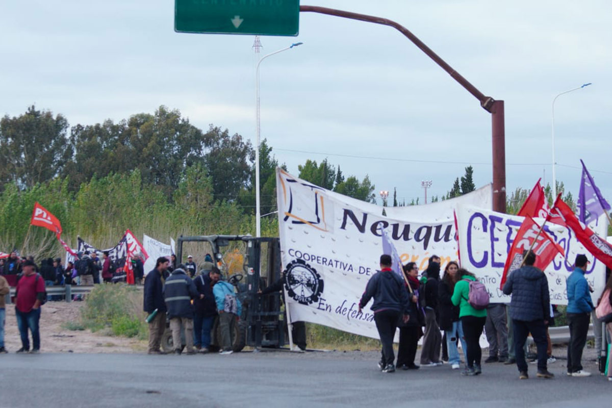 El tercer paro contra Javier Milei se sintió fuerte en todo el país: calles desiertas, cortes y ollas populares 4 El tercer paro contra Javier Milei se sintió fuerte en todo el país: calles desiertas, cortes y ollas populares