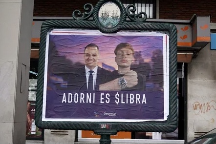 "Adorni es $Libra" y "Adorni es represión": los afiches que aparecieron contra el vocero y candidato