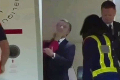 Macron alegó que bromeaba con su esposa tras la difusión del video que muestra cómo ella le da un cachetazo