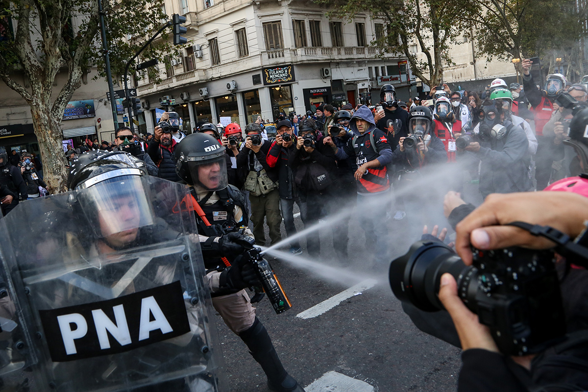 Bullrich reprimió la marcha de jubilados y detuvo a dos fotógrafos