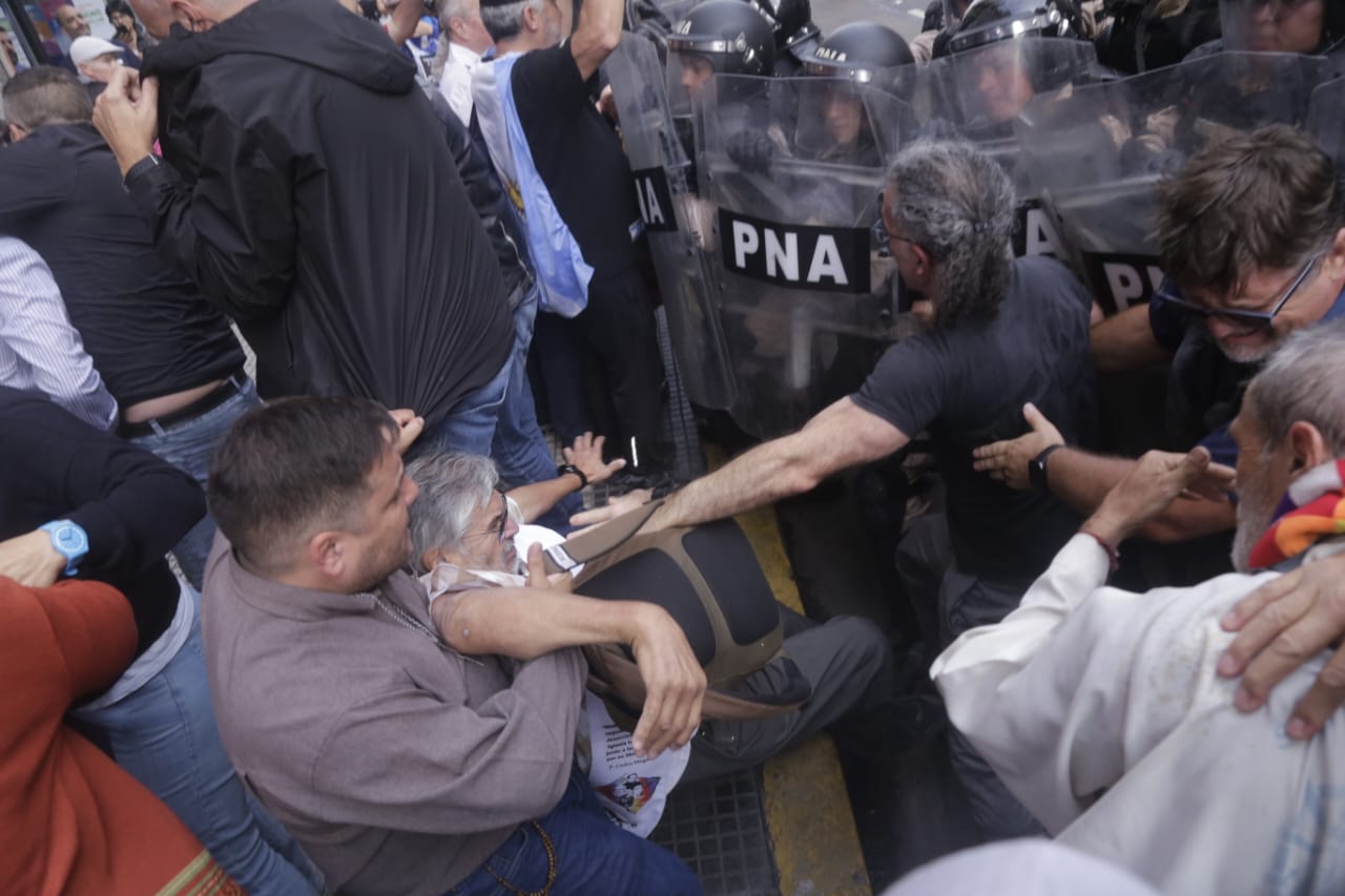 La represión de cada miércoles en el Congreso: palos y gases contra jubilados y organizaciones religiosas 3 La represión de cada miércoles en el Congreso: palos y gases contra jubilados y organizaciones religiosas