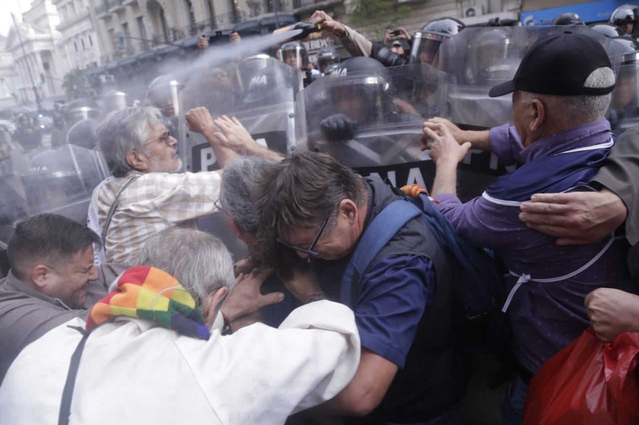 La represión de cada miércoles en el Congreso: palos y gases contra jubilados y organizaciones religiosas 5 La represión de cada miércoles en el Congreso: palos y gases contra jubilados y organizaciones religiosas