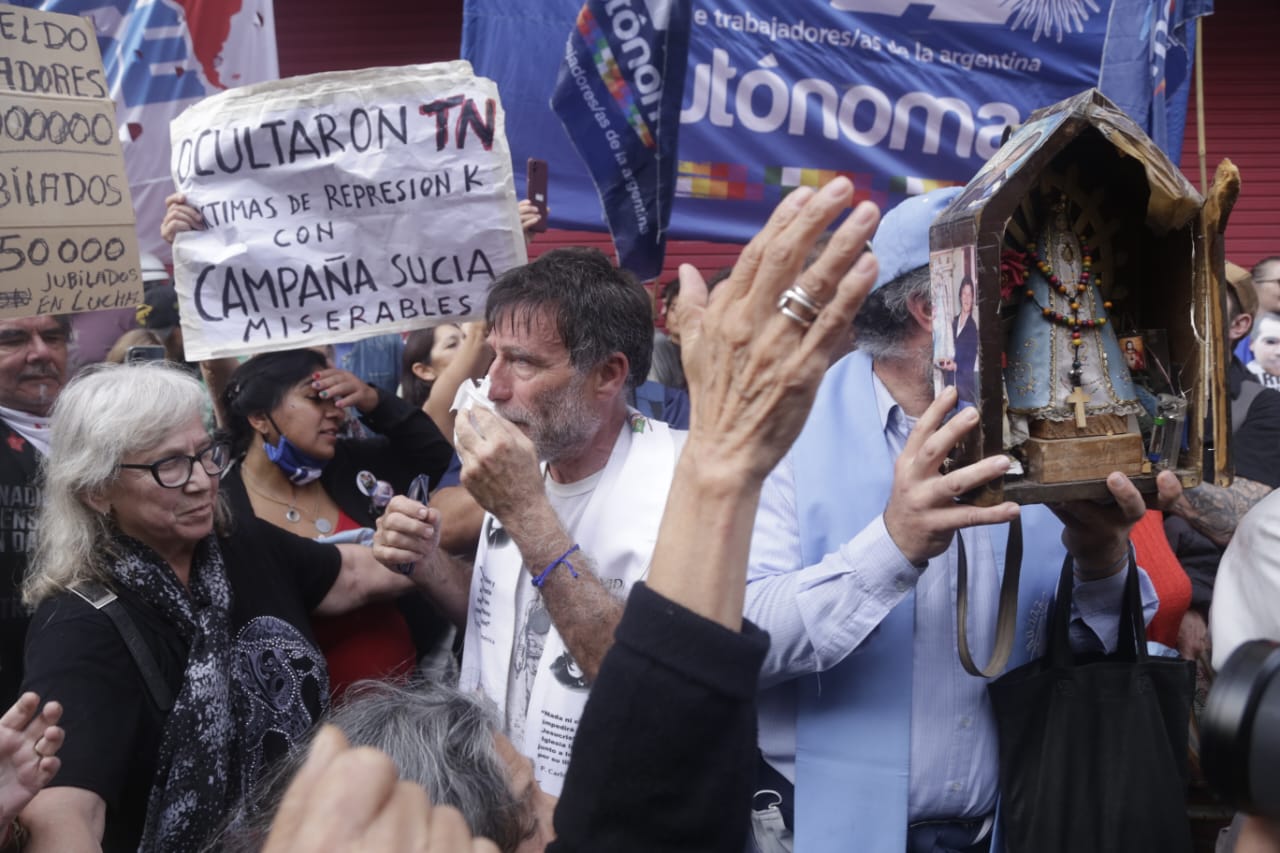 La represión de cada miércoles en el Congreso: palos y gases contra jubilados y organizaciones religiosas 13 La represión de cada miércoles en el Congreso: palos y gases contra jubilados y organizaciones religiosas