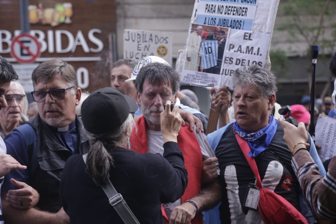La represión de cada miércoles en el Congreso: palos y gases contra jubilados y organizaciones religiosas 9 La represión de cada miércoles en el Congreso: palos y gases contra jubilados y organizaciones religiosas