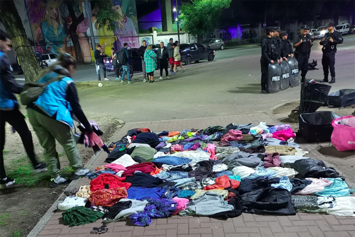 Vendedores ambulantes fueron desalojados y perseguidos por la policía en el Parque Los Andes