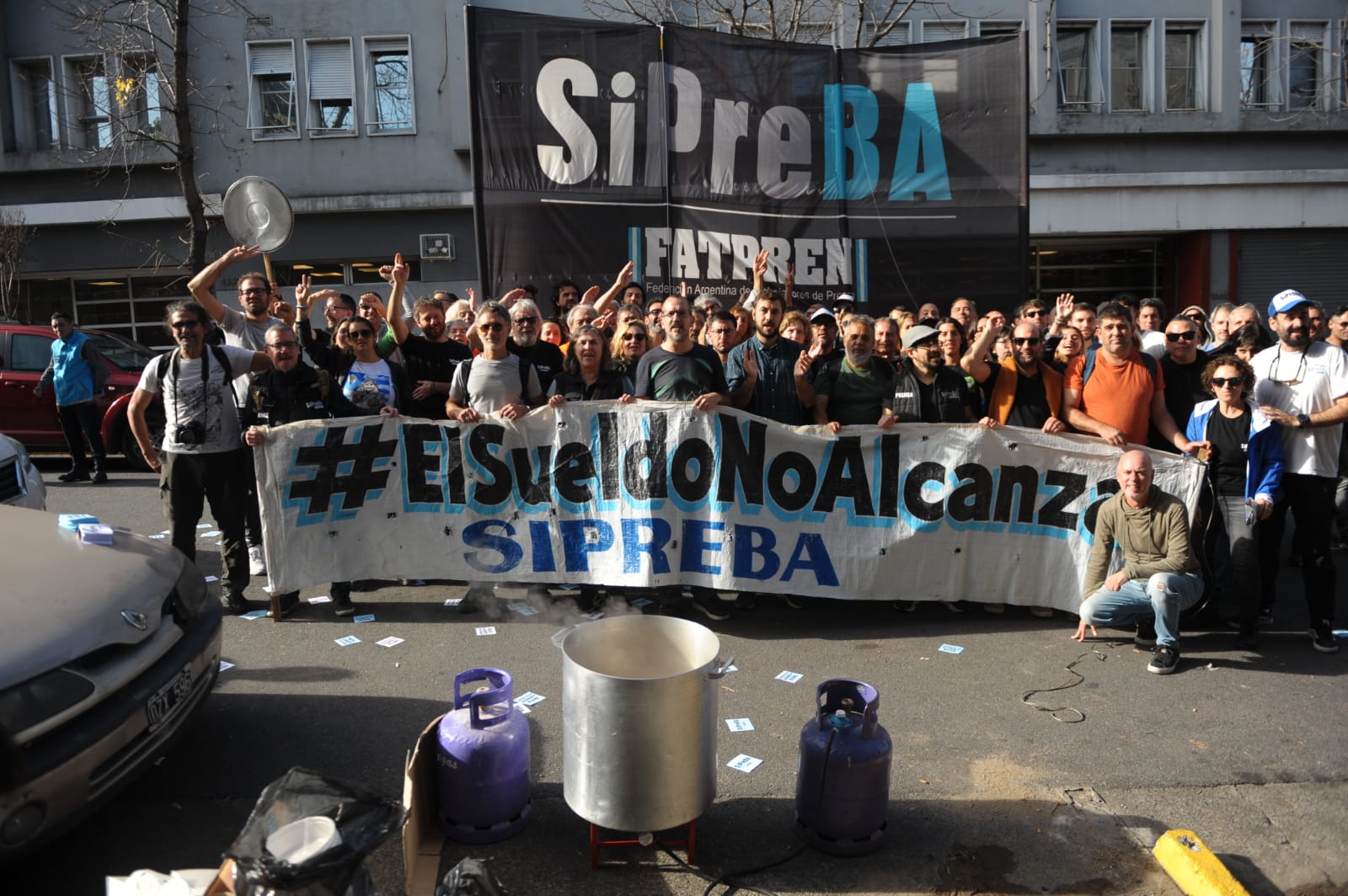 El SiPreBA organizó una olla popular contra los salarios de hambre en la puerta de Clarín 1 El SiPreBA organizó una olla popular contra los salarios de hambre en la puerta de Clarín