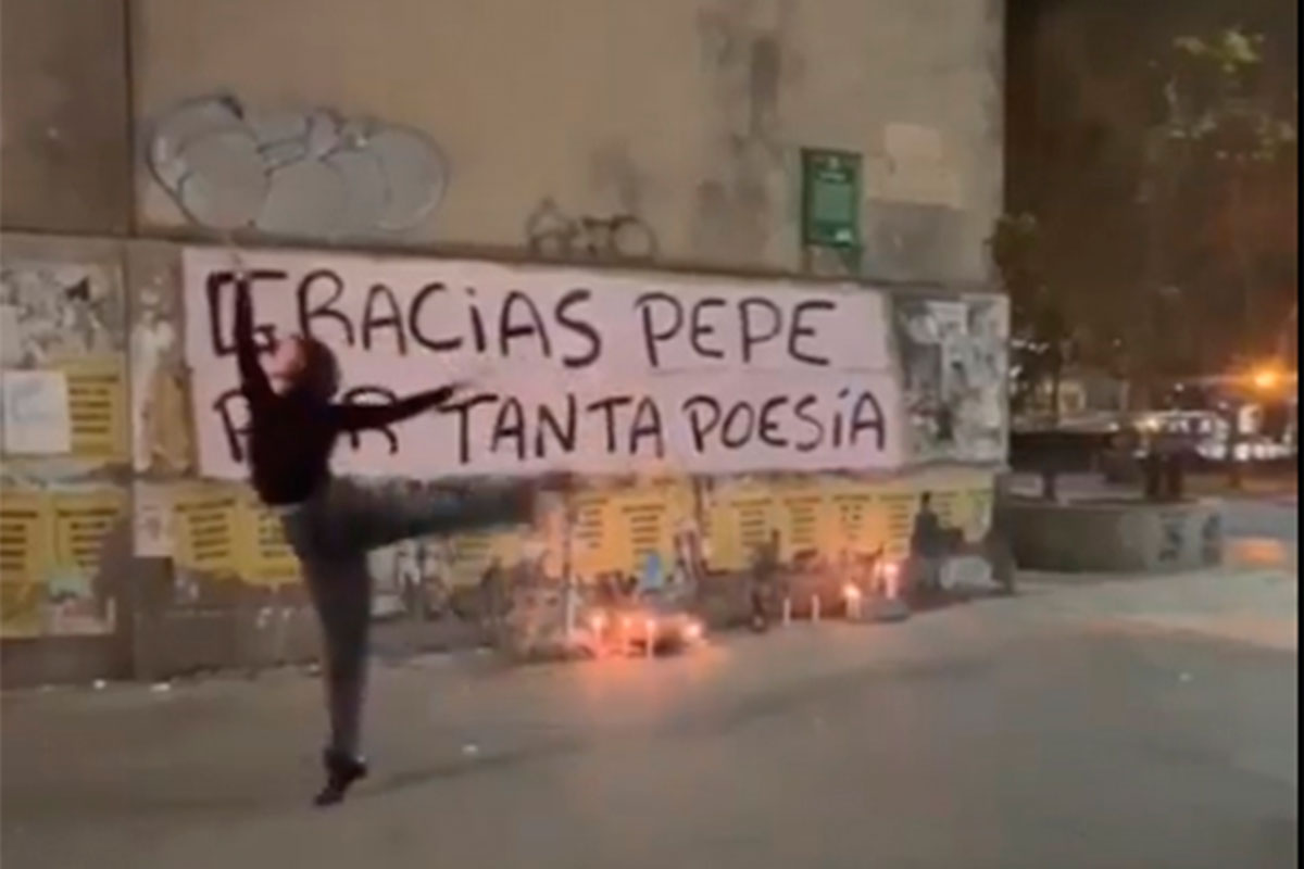 Un emocionado adiós en las calles, también rodeado de arte popular