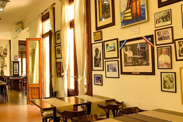 El gobierno ahora arremete contra “Un café con Perón” y decenas de trabajadores quedarán en la calle