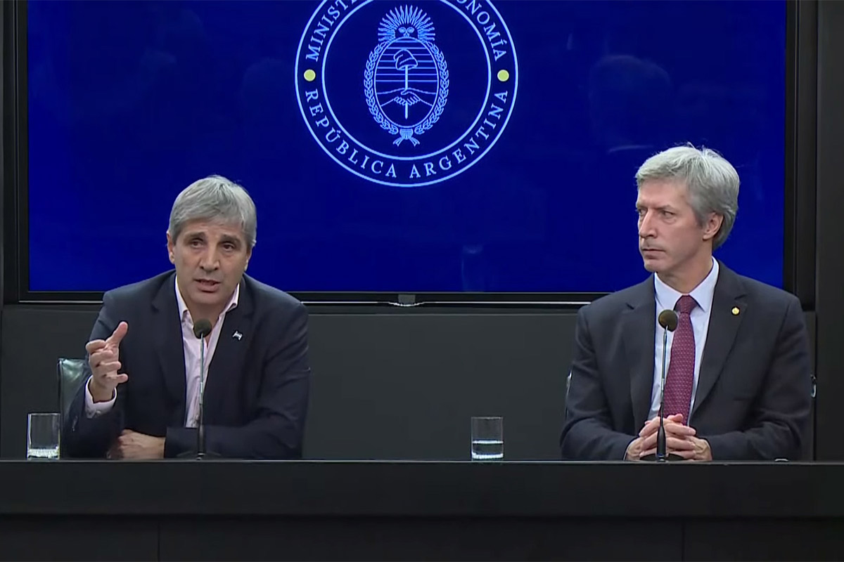 Pese al esfuerzo del gobierno, el dólar ya casi llega a $ 1200 y vuelve al centro de la banda