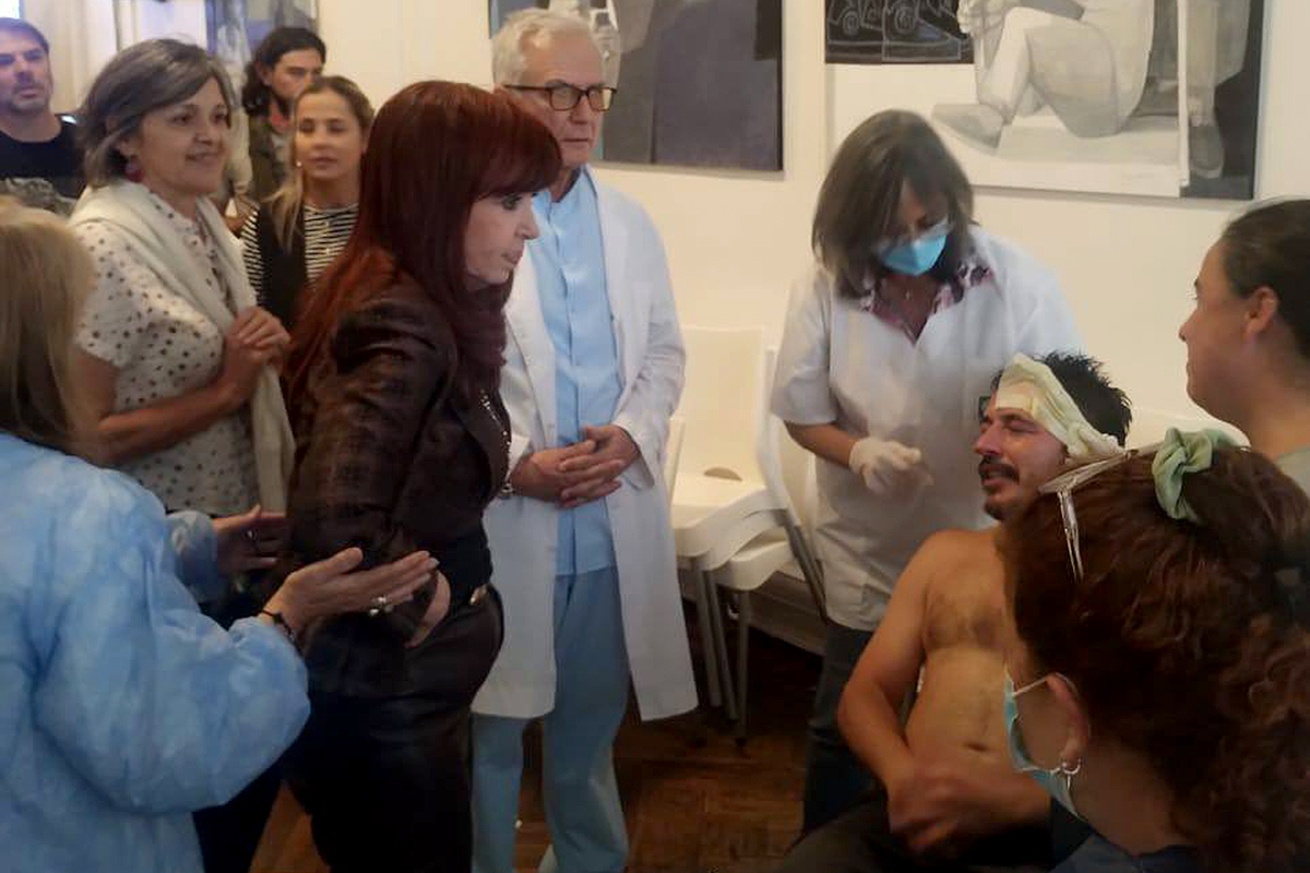 Cristina Kirchner asistió a un herido en el Instituto Patria tras la represión en la protesta de jubilados