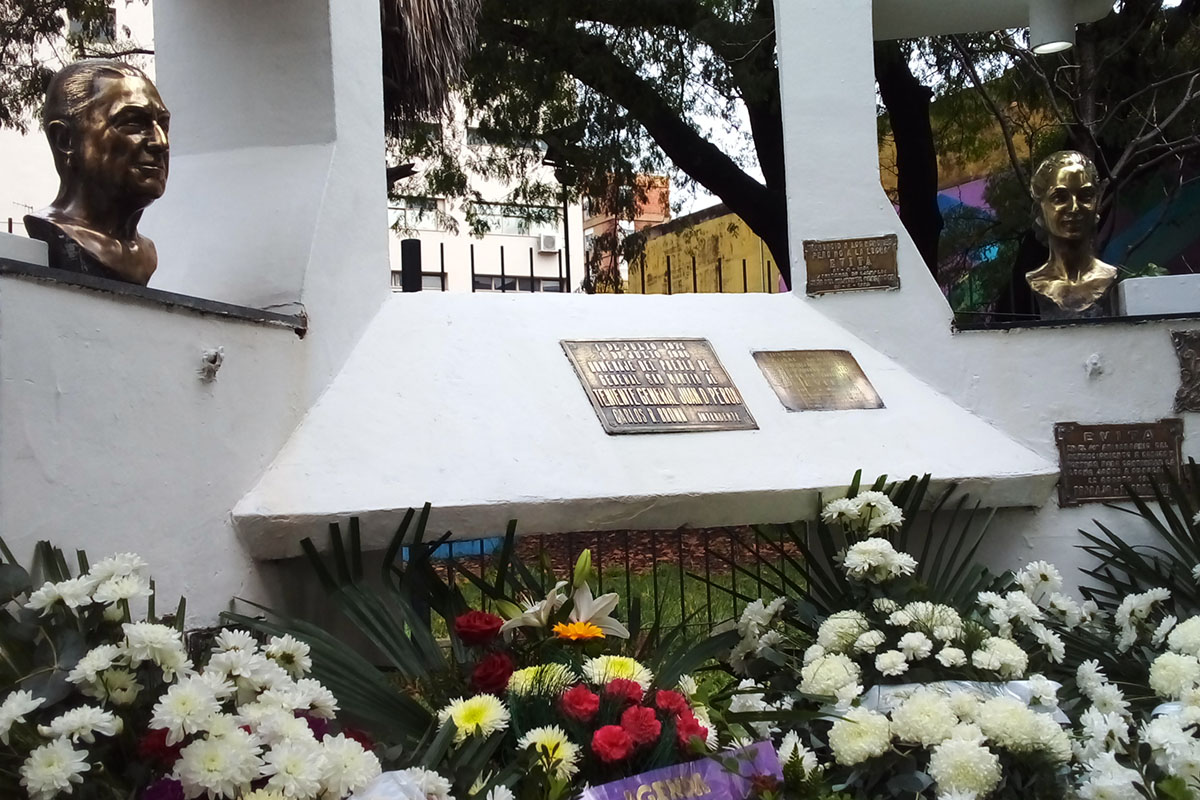 Militantes realizan una ofrenda floral por los 106 años del nacimiento de Eva Perón