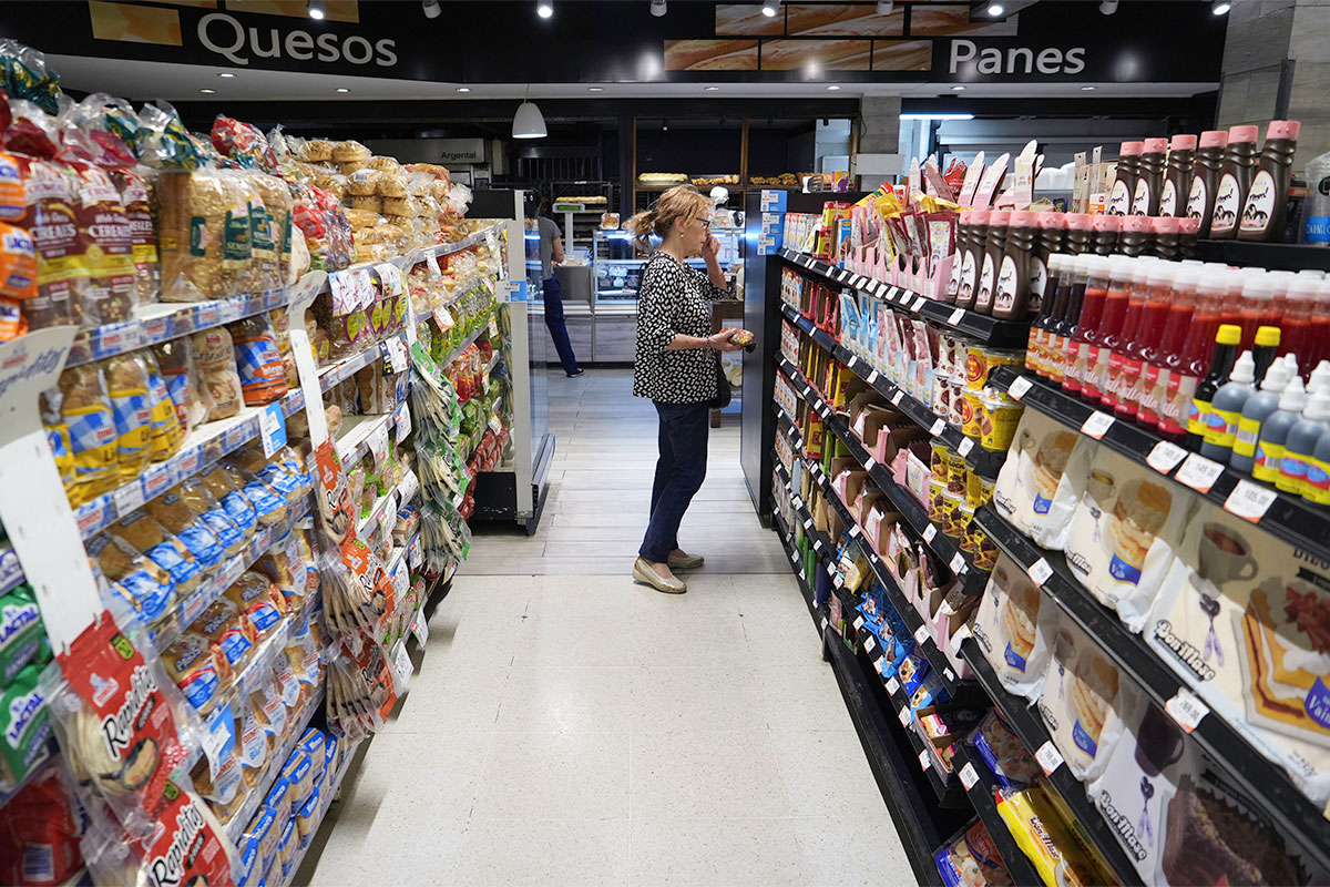 El consumo alternó caídas en supermercados y mayoristas con repuntes en autoservicios en octubre