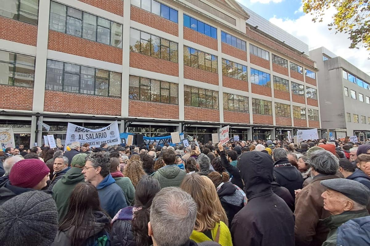 Las voces de la comunidad científica en la masiva marcha: «hace un año no tenemos aumento y ya no podemos comprar más reactivos»