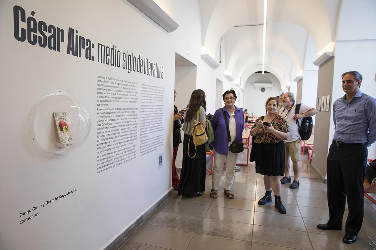 "César Aira: medio siglo de literatura": cómo es la muestra de todas las tapas de sus libros