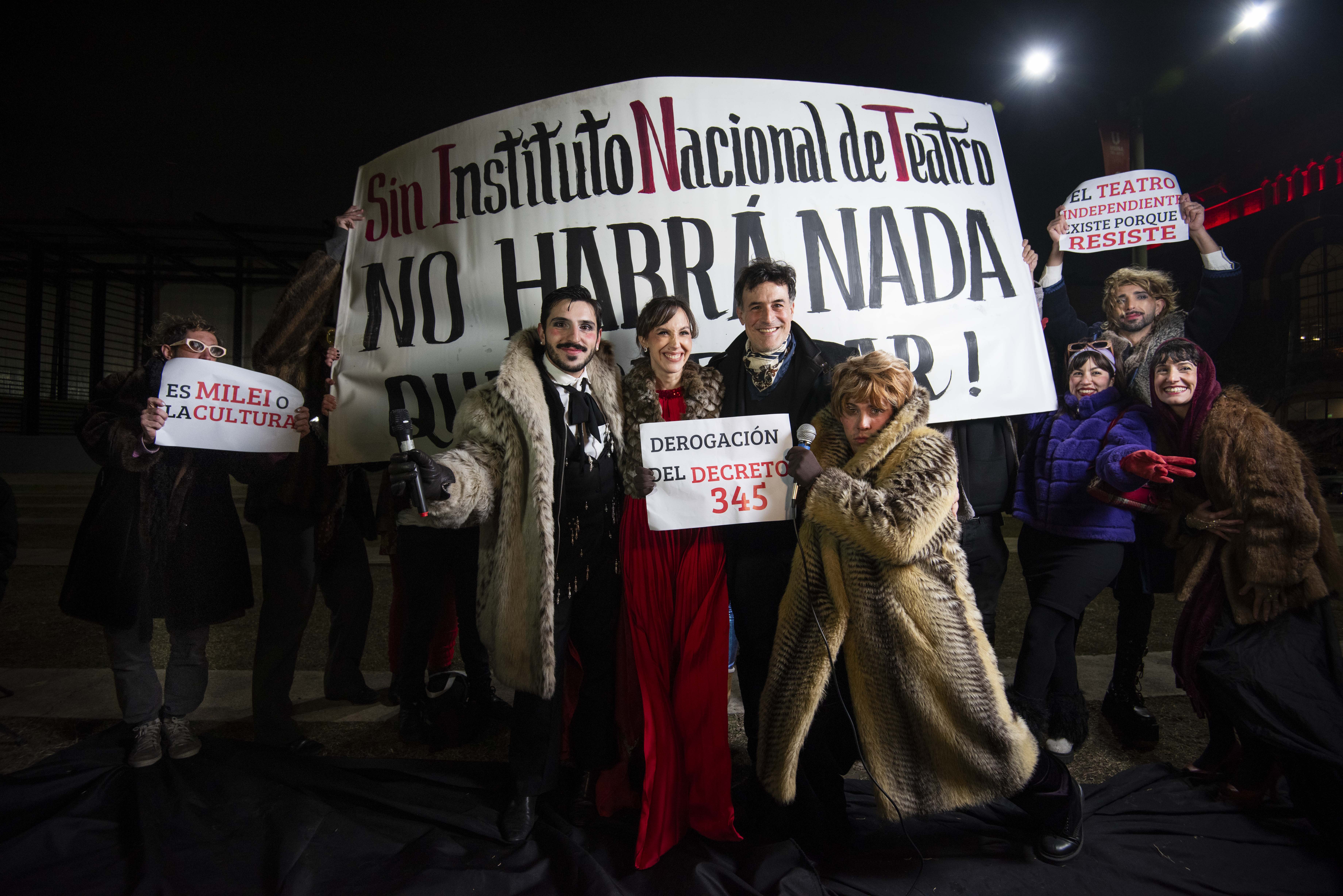 En defensa del Instituto Nacional del Teatro, artistas realizarán obras a la gorra en todo el país 