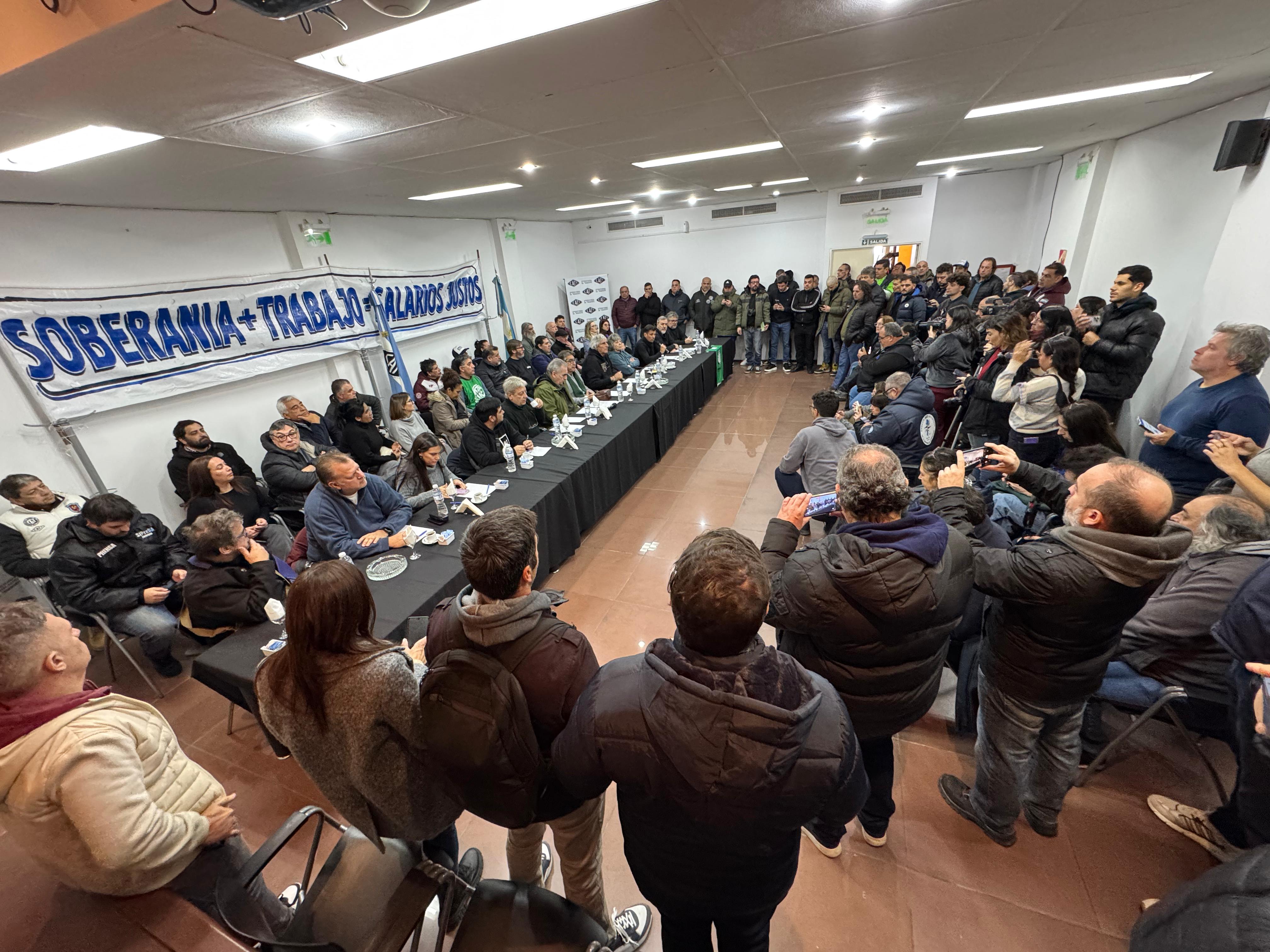 Más de 150 sindicatos y organizaciones sociales se unieron para convocar una medida de lucha para el miércoles Más de 150 sindicatos y organizaciones sociales se unieron para convocar una medida de lucha para el miércoles