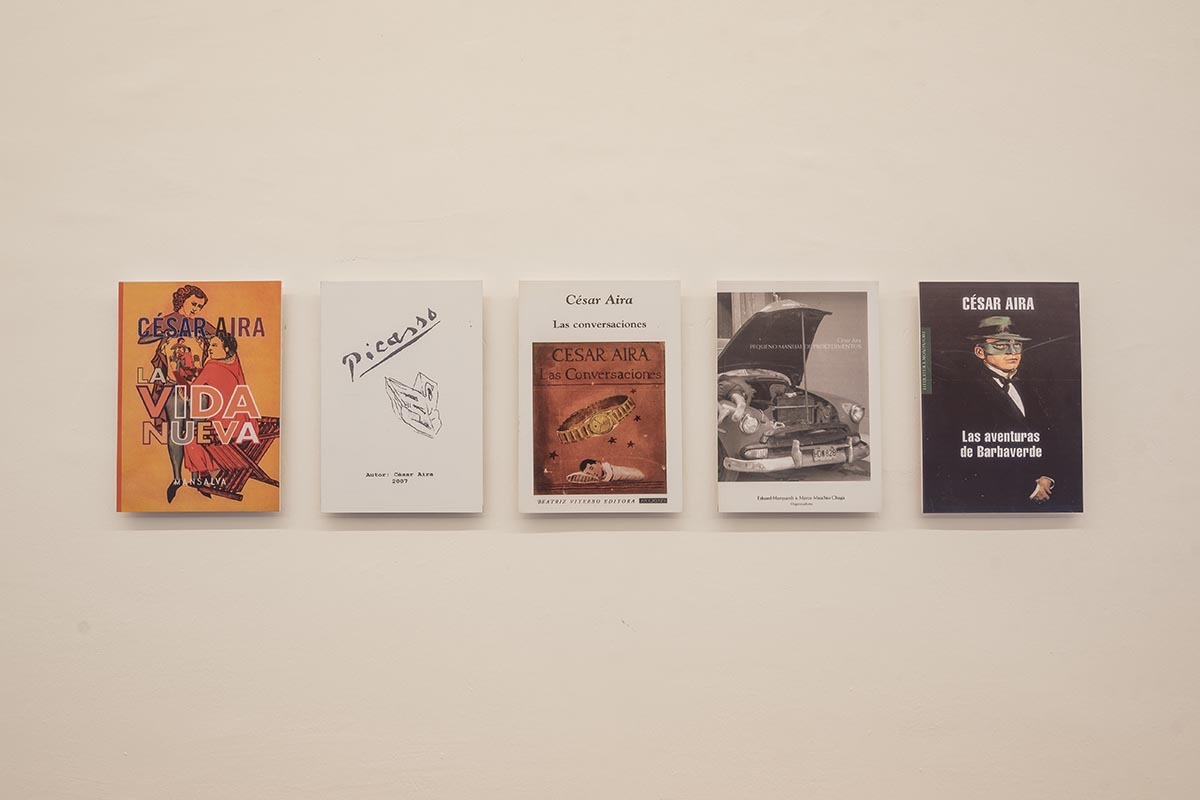 "César Aira: medio siglo de literatura": cómo es la muestra de todas las tapas de sus libros