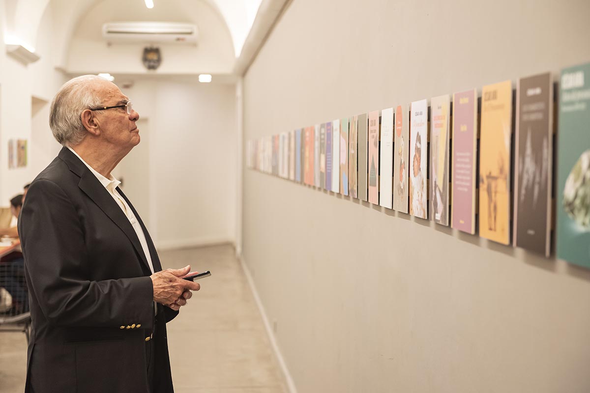 "César Aira: medio siglo de literatura": cómo es la muestra de todas las tapas de sus libros