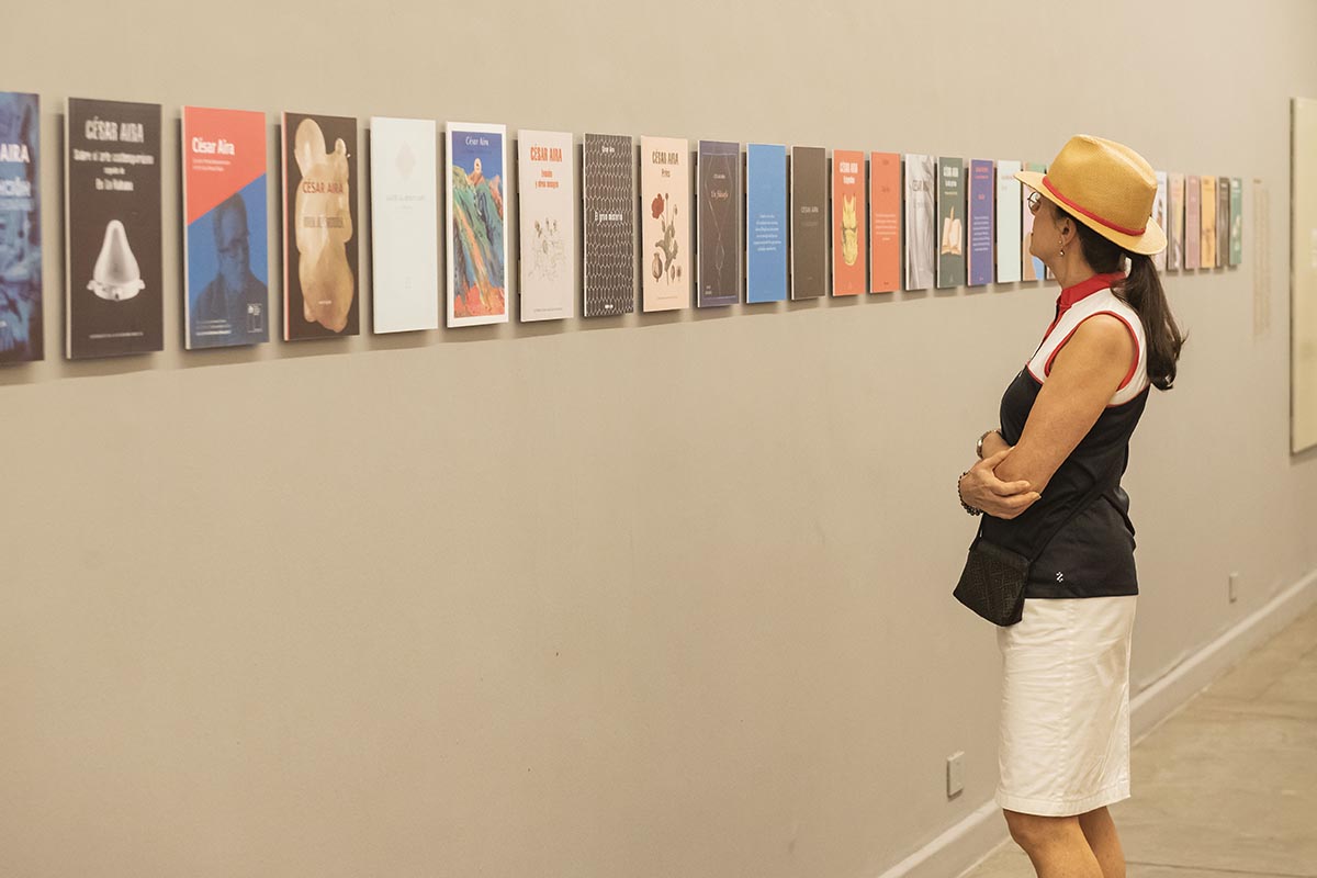 "César Aira: medio siglo de literatura": cómo es la muestra de todas las tapas de sus libros