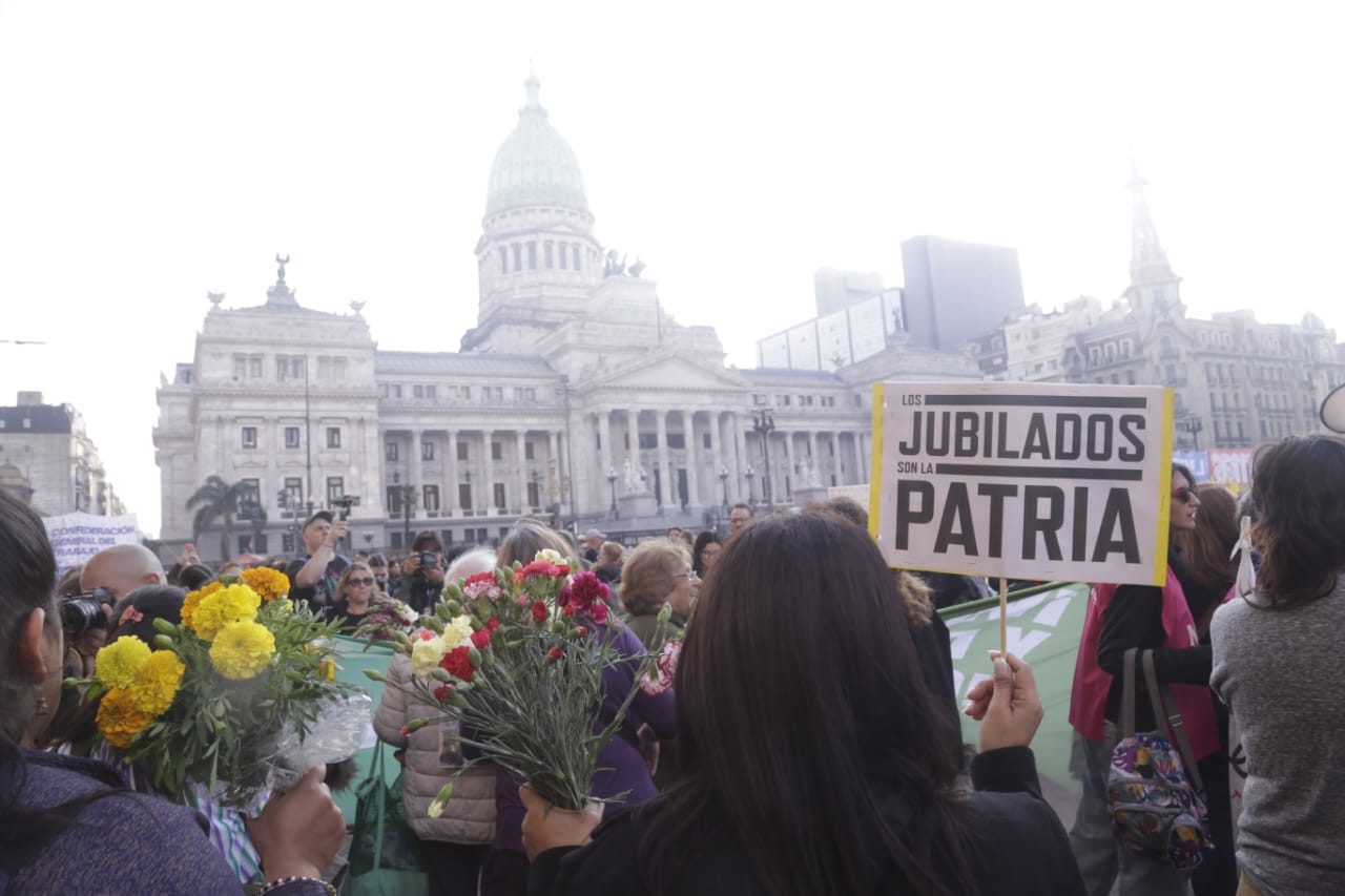 Multitudinaria y pacífica marcha en el Congreso contra el ajuste salvaje del gobierno de Milei 3 Multitudinaria y pacífica marcha en el Congreso contra el ajuste salvaje del gobierno de Milei