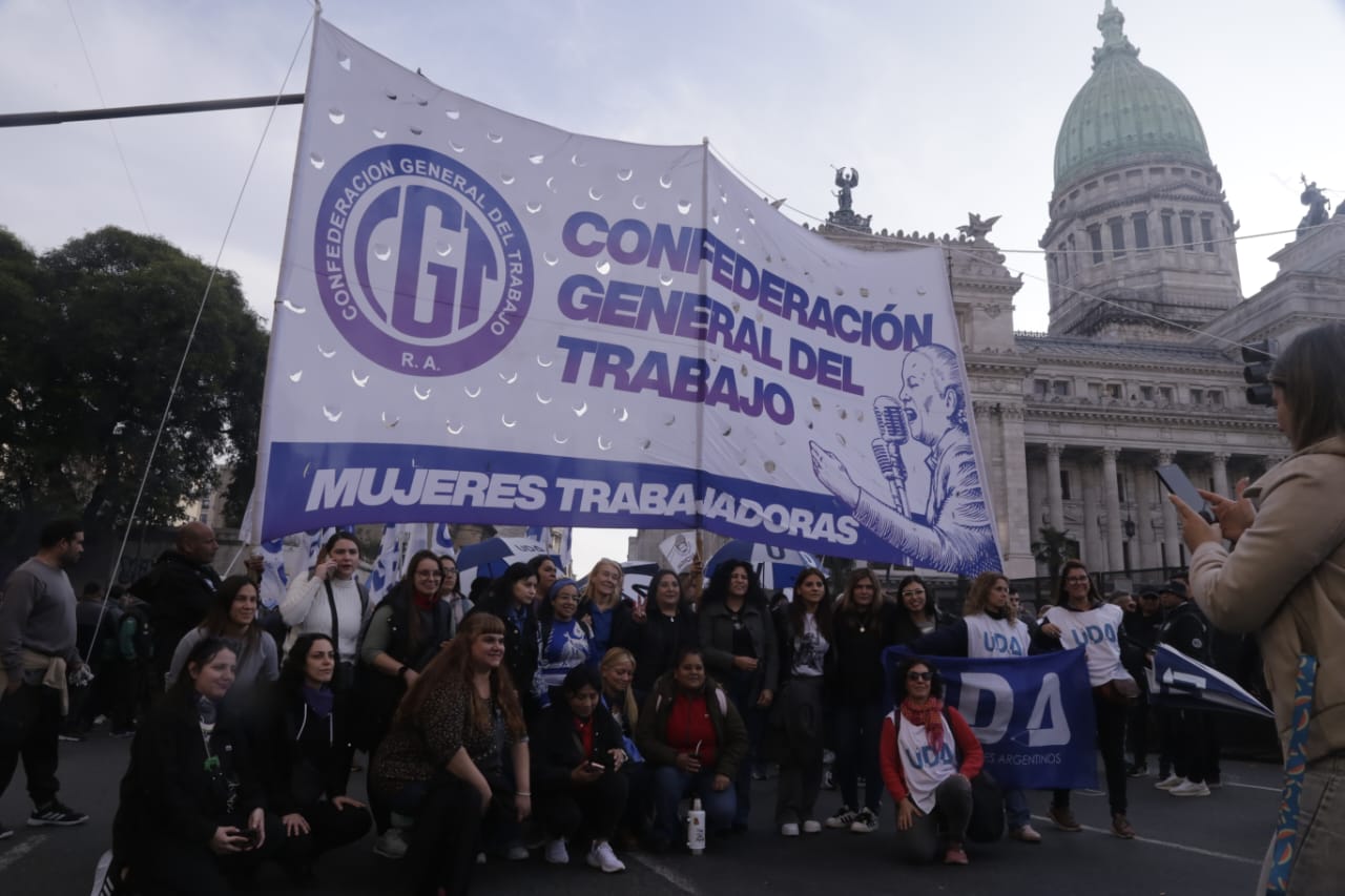Multitudinaria y pacífica marcha en el Congreso contra el ajuste salvaje del gobierno de Milei 1 Multitudinaria y pacífica marcha en el Congreso contra el ajuste salvaje del gobierno de Milei