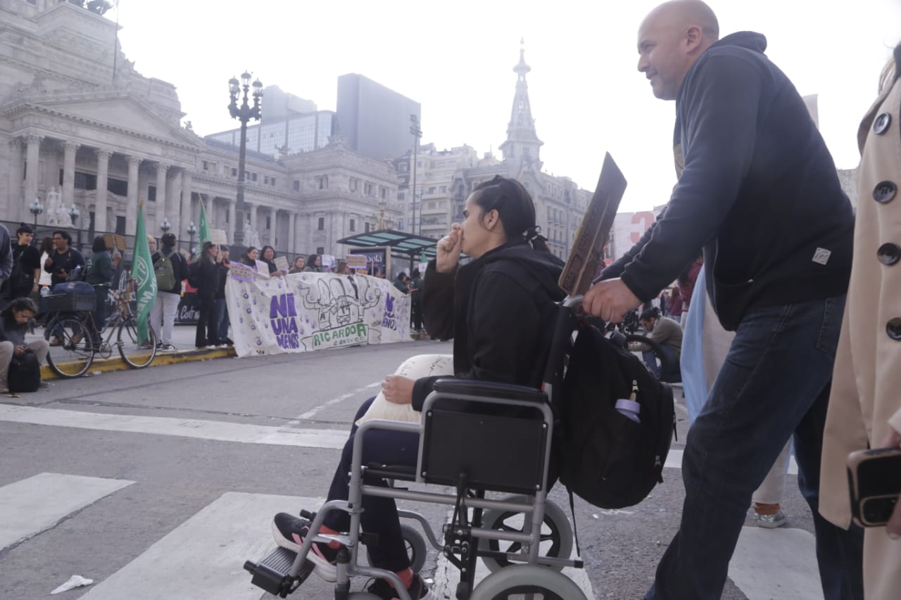 Multitudinaria y pacífica marcha en el Congreso contra el ajuste salvaje del gobierno de Milei 5 Multitudinaria y pacífica marcha en el Congreso contra el ajuste salvaje del gobierno de Milei