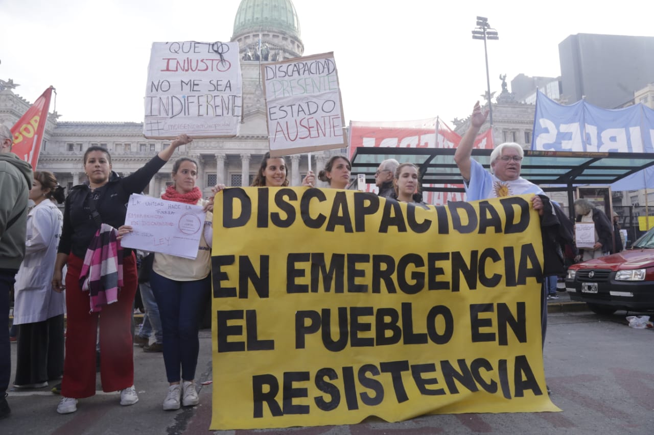 Combatir la crueldad: crónica de la multitudinaria marcha en el Congreso contra el ajuste salvaje del gobierno de Milei 1 Combatir la crueldad: crónica de la multitudinaria marcha en el Congreso contra el ajuste salvaje del gobierno de Milei