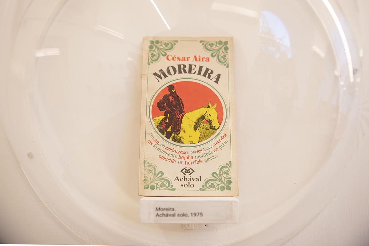 "César Aira: medio siglo de literatura": cómo es la muestra de todas las tapas de sus libros