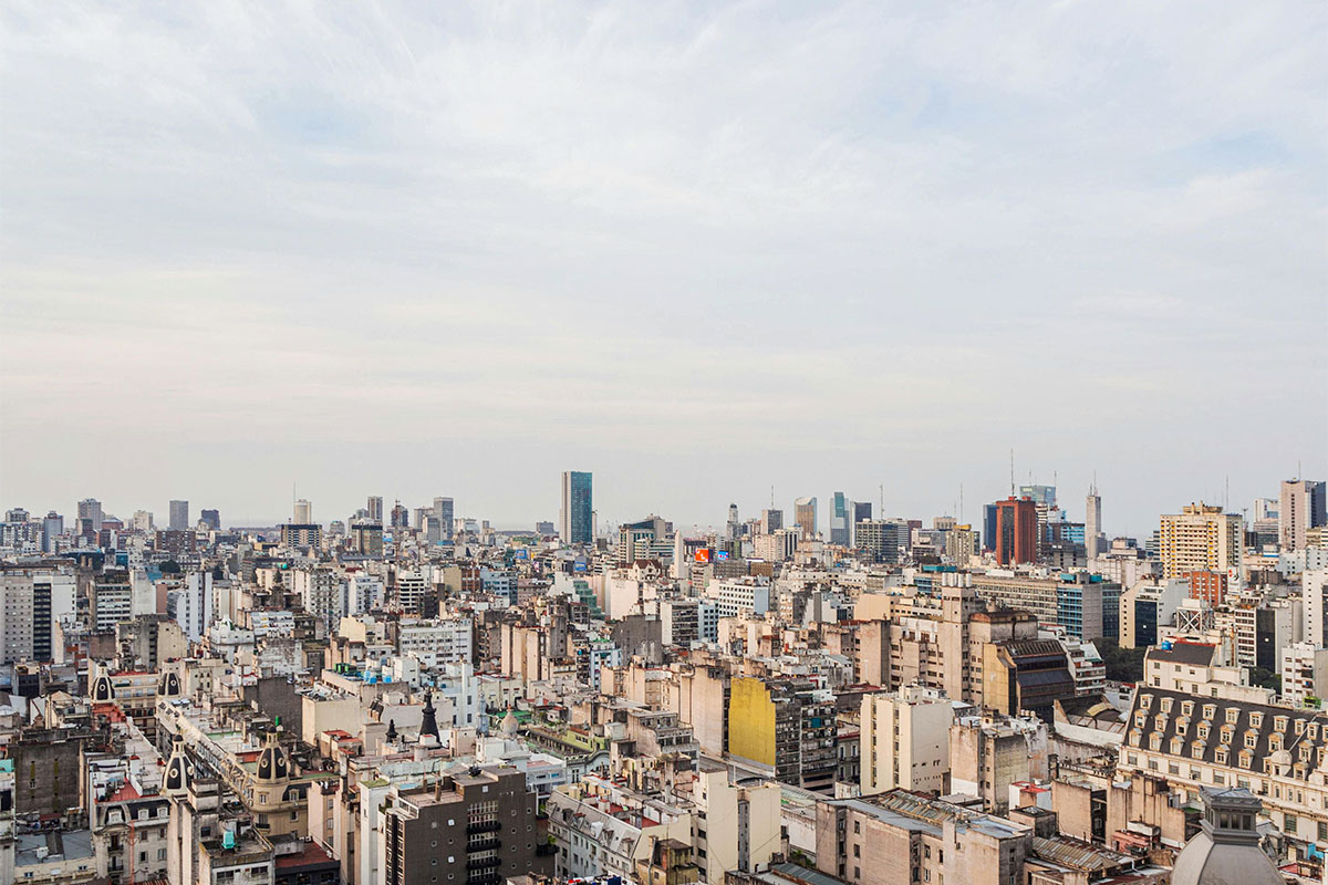 Emancipación de jóvenes en la Ciudad: alquilar un monoambiente se lleva más de la mitad del salario