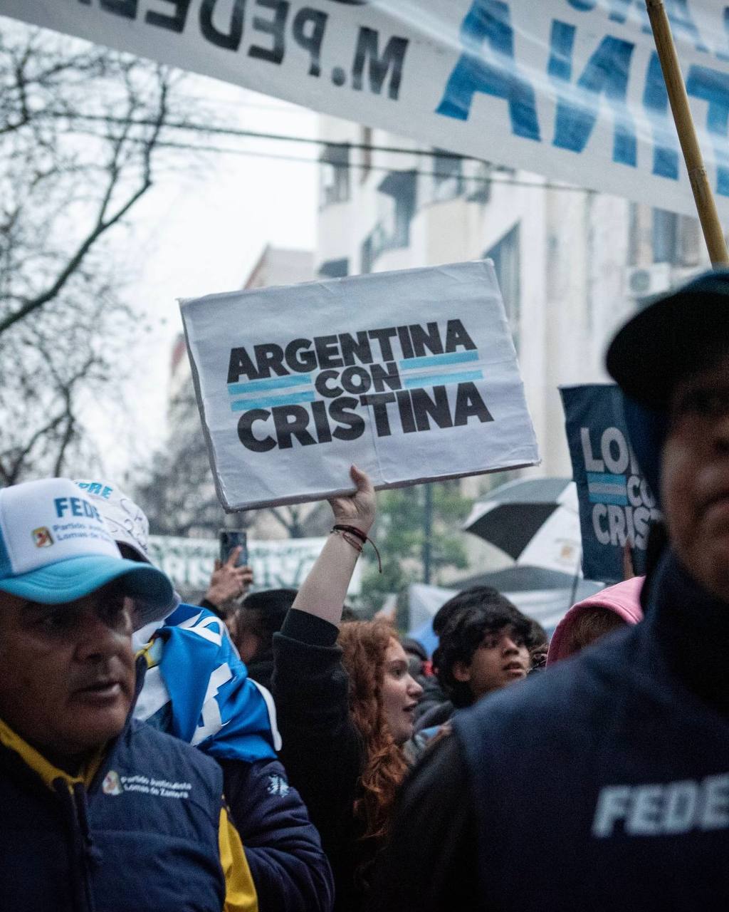 La Policía de la Ciudad reprimió la vigilia y montó un show en la casa de Cristina