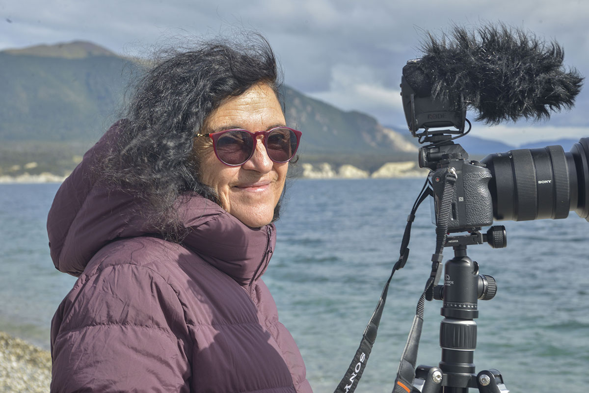 Constanza Niscovolos dirige “Yo y la que fui”, un retrato sobre Adriana Lestido, su amiga y fundamental fotógrafa argentina