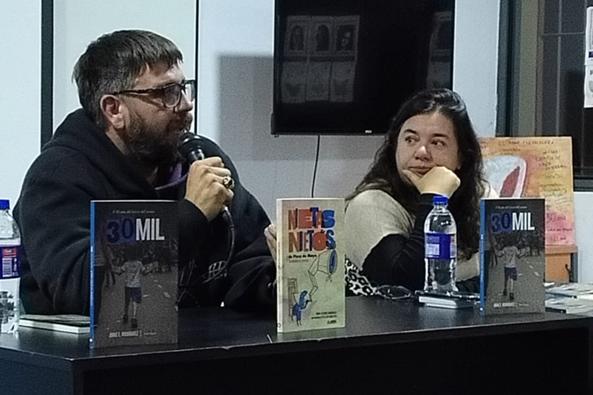 Presentaron el libro “30 mil. A 50 años del inicio del terror” en el Pozo de Banfield